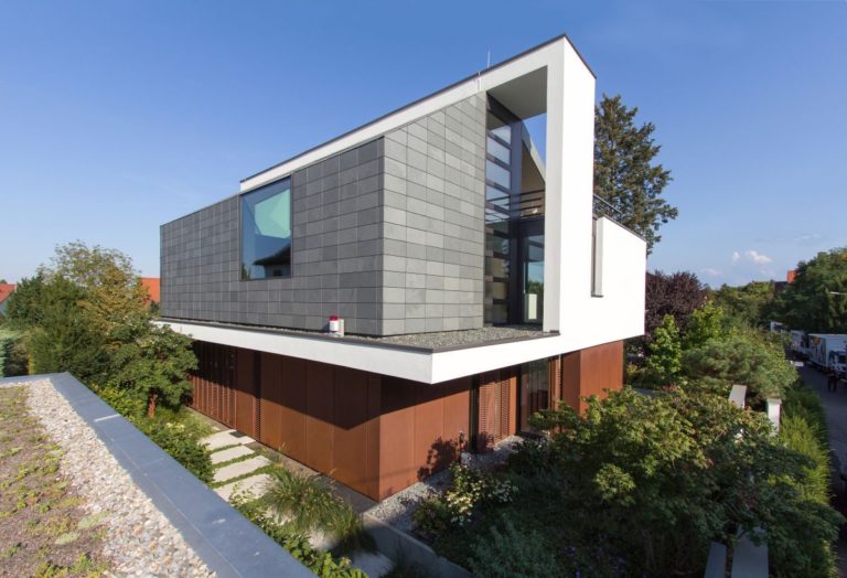 Slate accentuates city villa in Stuttgart, Germany
